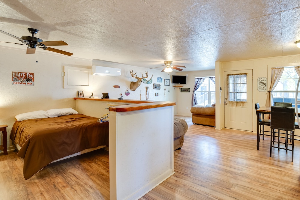 Grill & Dock Access: Waterfront Kerens Cabin view 2