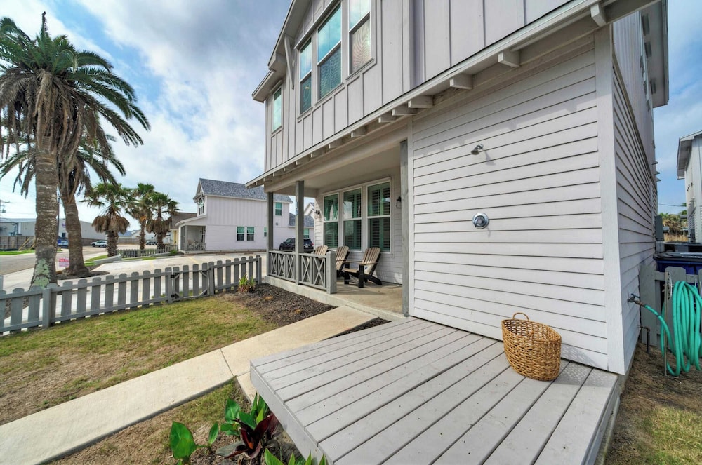 Sleeps 20 2 Homes in Mercer Village w/ Pool Heart of Old Town, Walkable