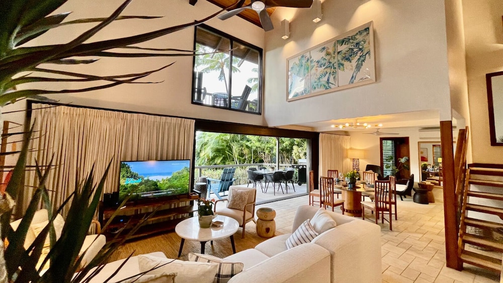Sophisticated Oceanfront Retreat - Air-conditioned - Walk to Beach - Vrkcv