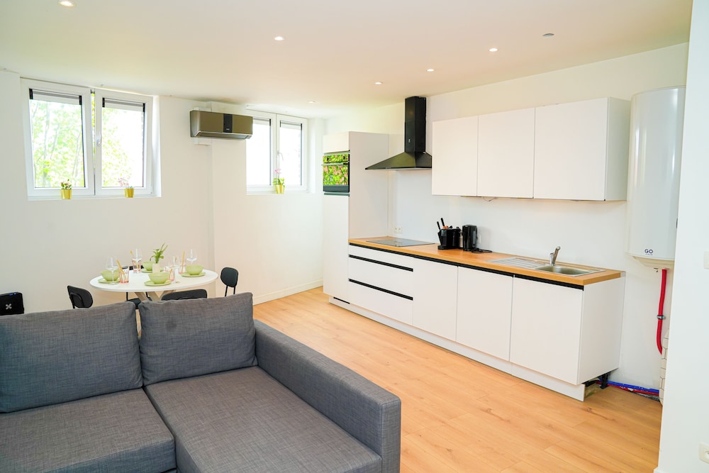 Cozy 1BR With Living Room Near City
