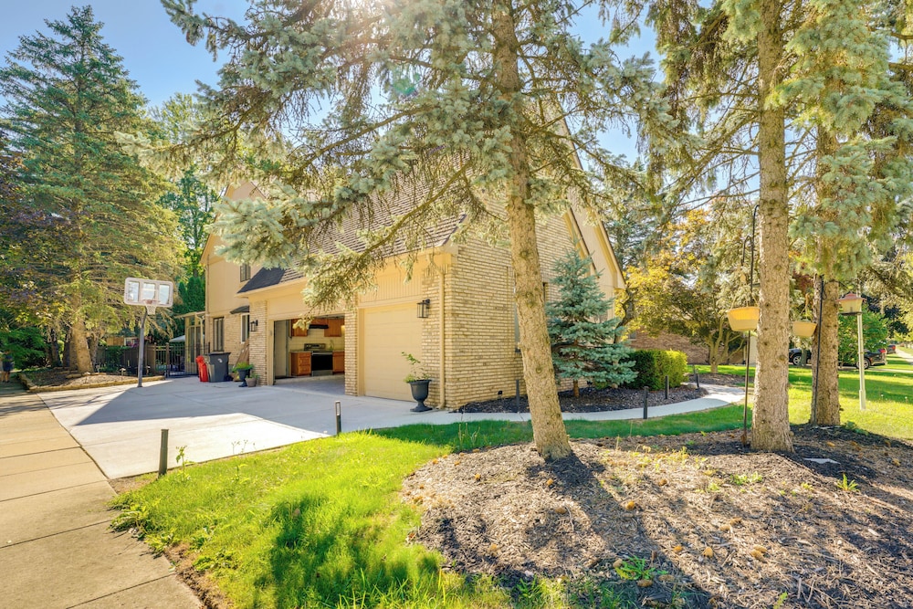 Indoor & Outdoor Entertainment! Luxe Michigan Home