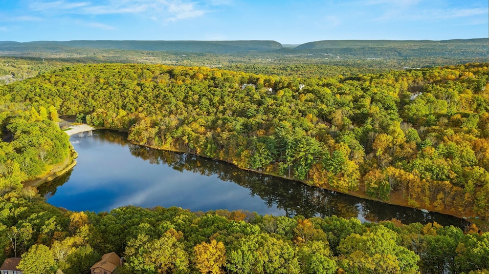 Somerset Lodge by Avantstay Hot Tub Lake Access Community Amenities