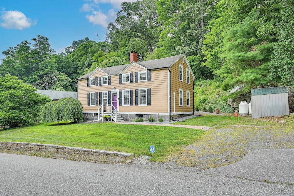 Cottage-chic Retreat < 1 Mi to Connecticut River!