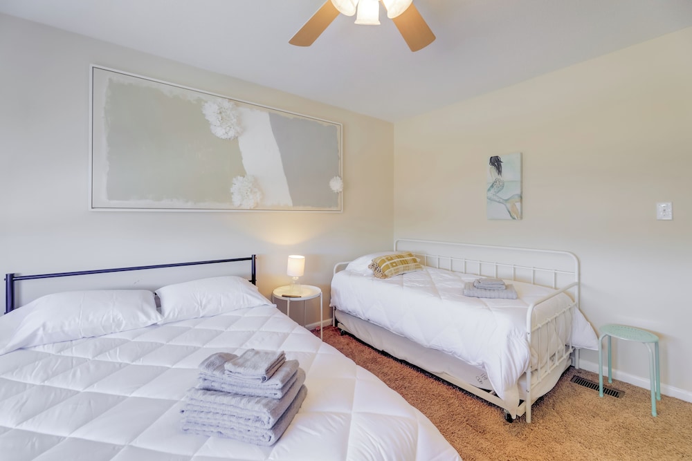 1/2 Mi to Atlantic Beach: Townhome w/ Balcony!