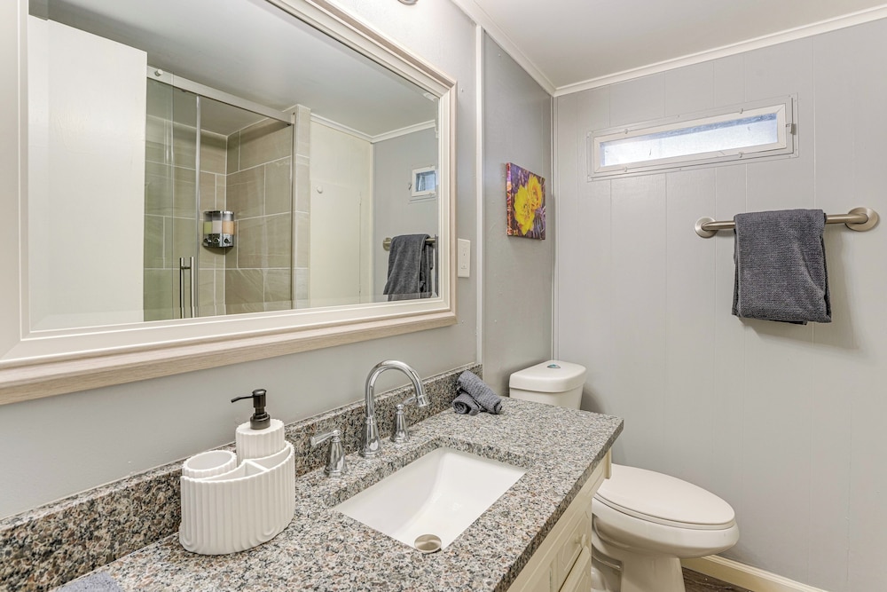 Hot Tub & Fenced Yard: Dog-friendly Gem in Denison