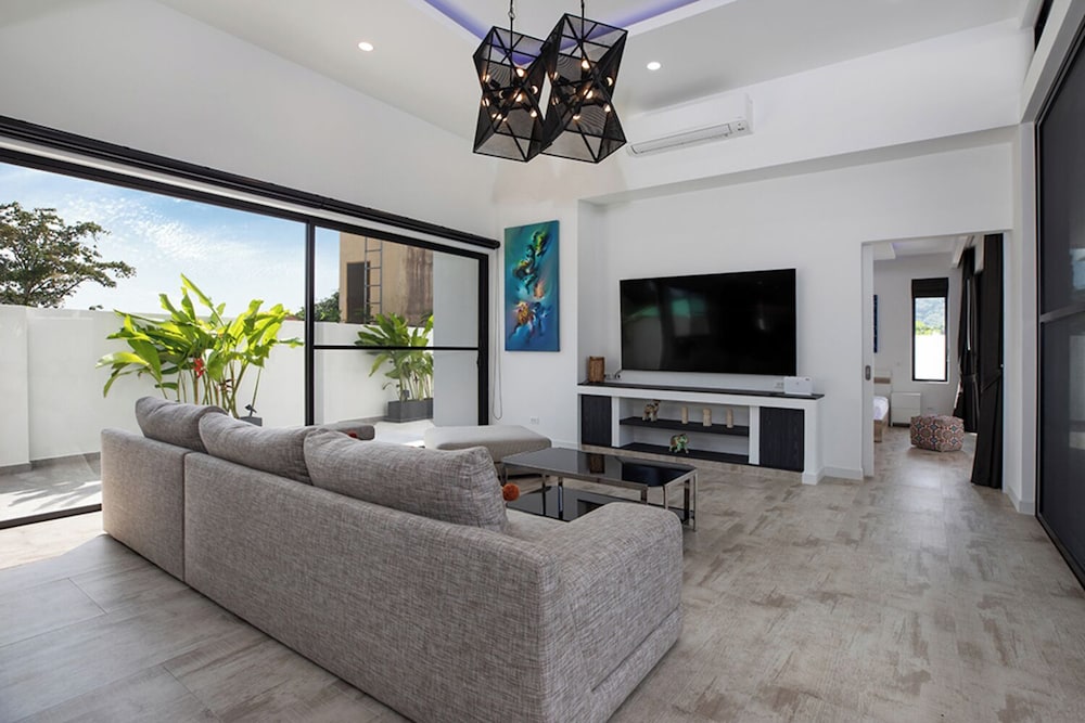 Modern 5 Bedrooms Pool Villa Curtis