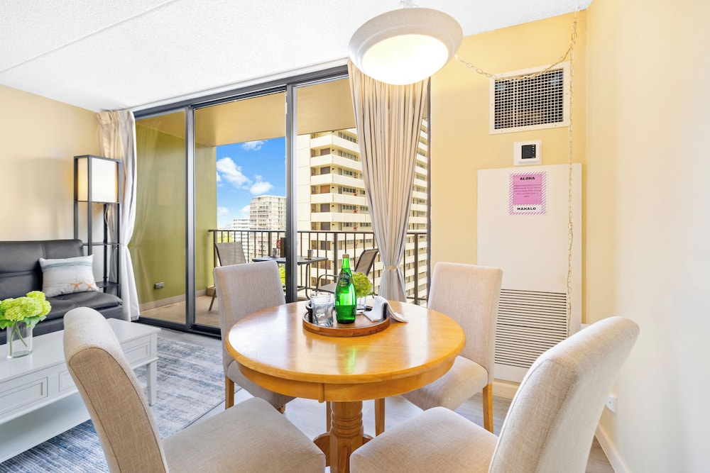 Waikiki Sunset Close to Beach with Parking