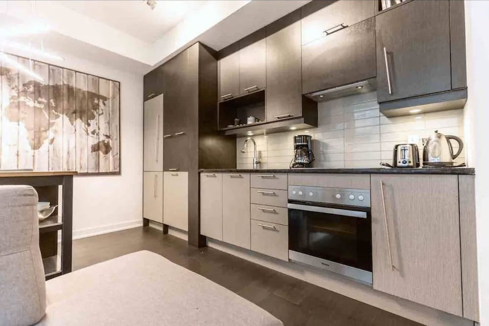 HomeHop - Entertainment District - Image 3