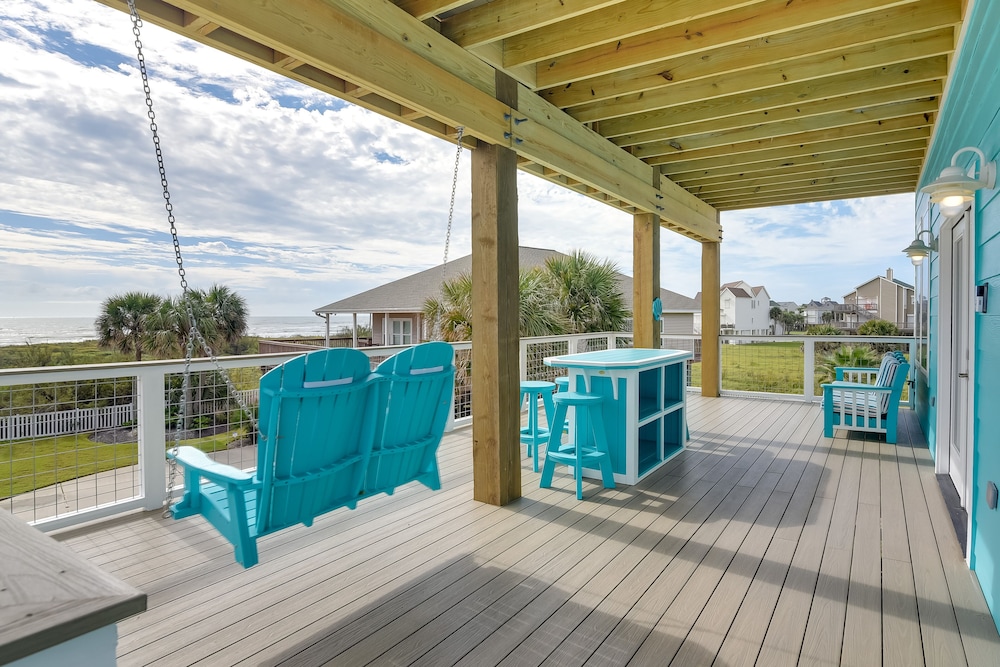Steps to Beach: Vibrant House in Galveston!