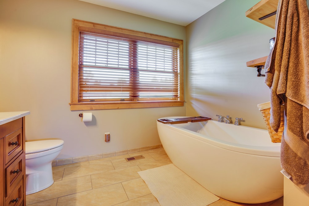 Hot Tub & Trail Access: Spacious Stockholm Retreat