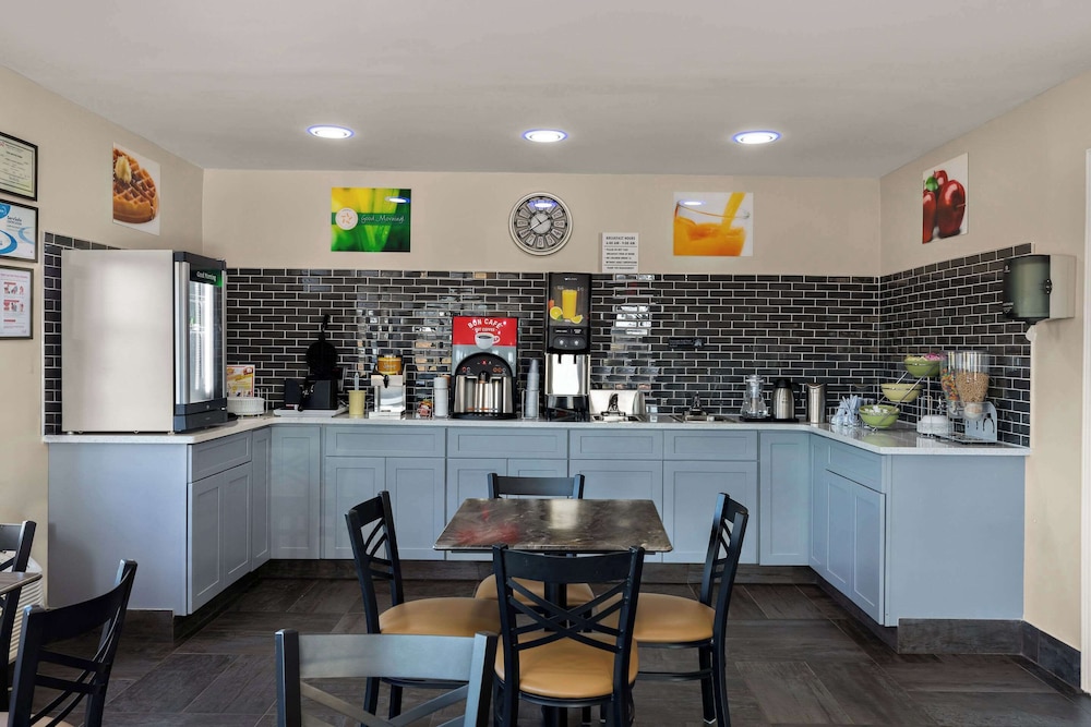 Monroe Vacations - Quality Inn - Property Image 16