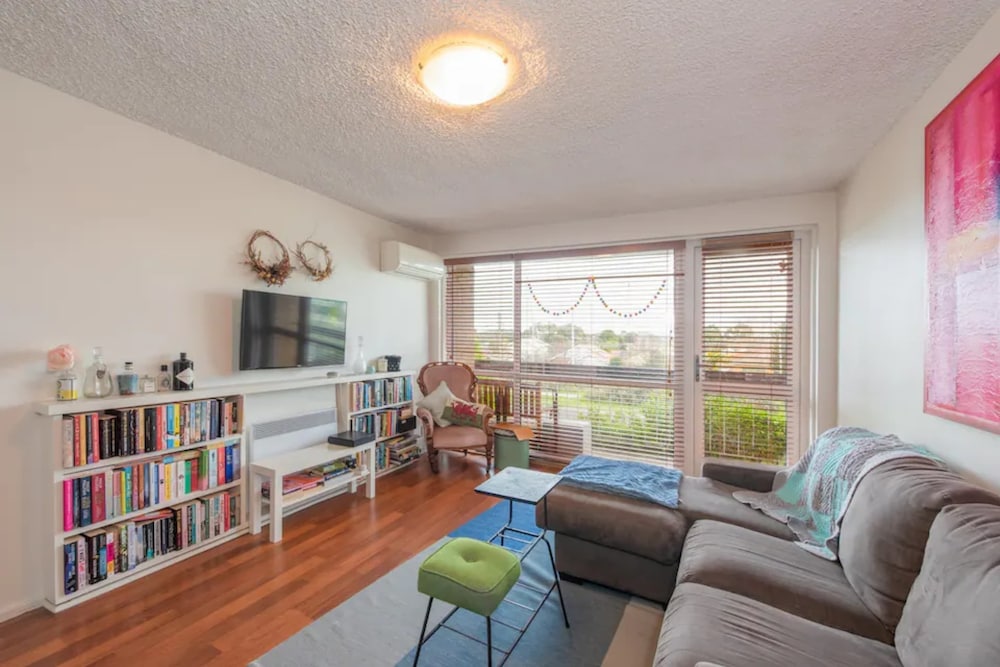 Well-appointed Sunny 2 Bedroom Apartment in Northcote With Parking