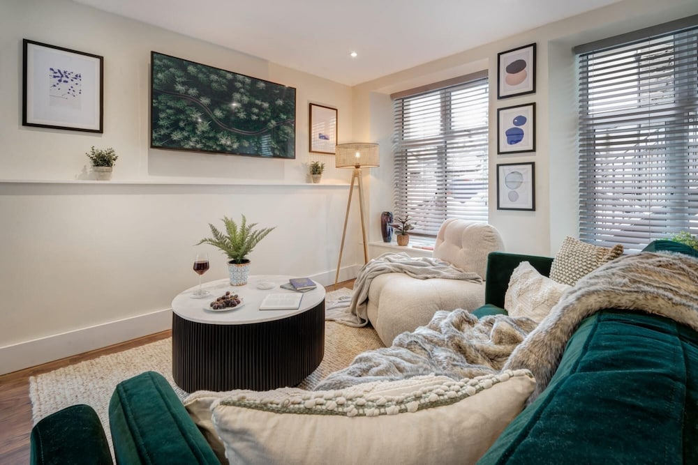 Modern One Bed Apartment in Windermere view 3