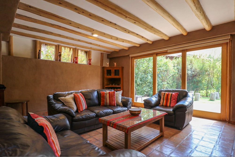 w Prestigious 3BR House in Villa Sagrado