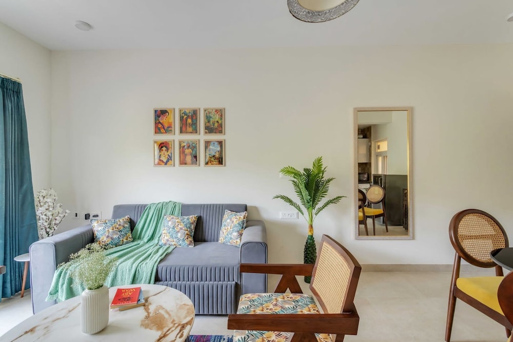 1bhk w Balcony and Pool - 5 Mins to Candolim Beach