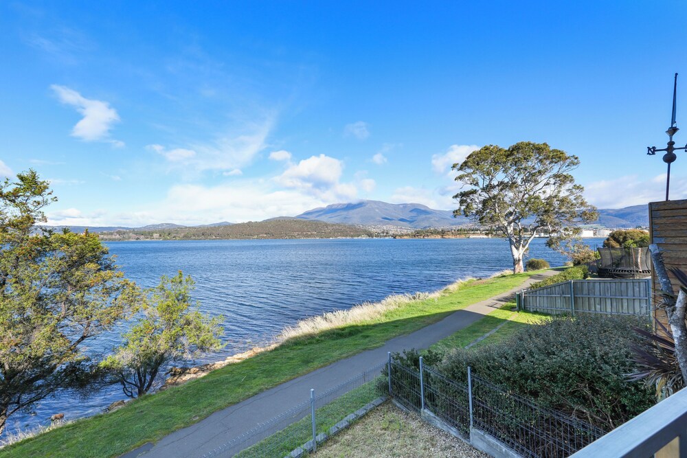 Waterfront Home - Gorgeous Views - 2 Bed