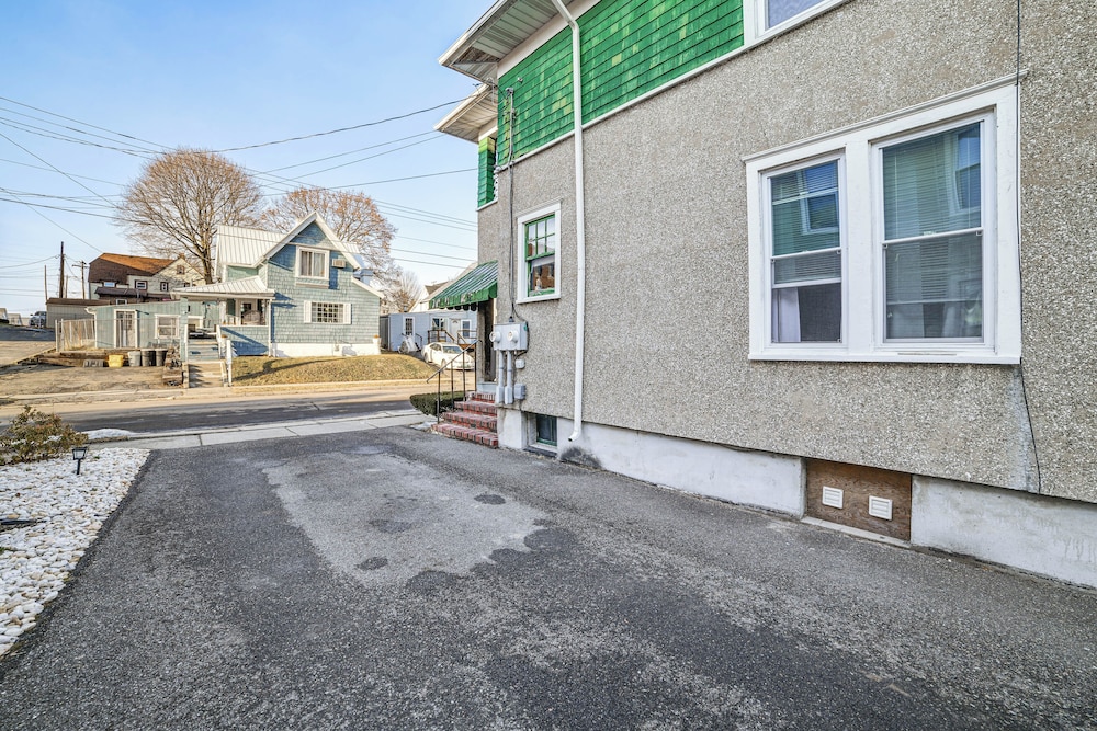 1 Mi to Dtwn Binghamton: Apt w/ Covered Balcony!
