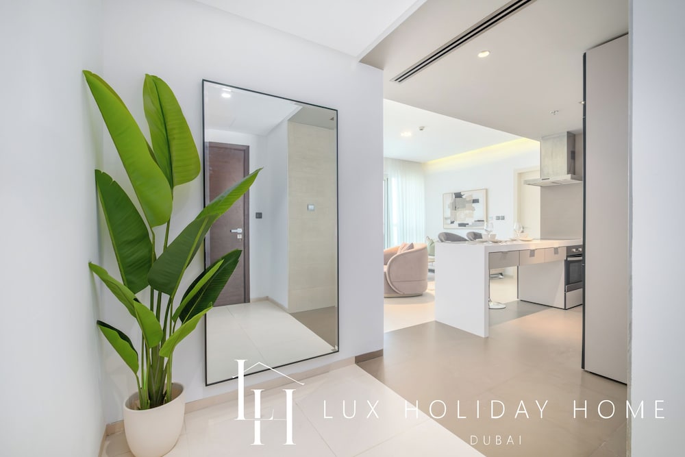 LUX  The West Avenue Dubai Marina Suite