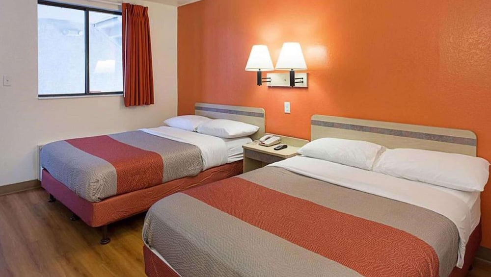 Super 6 Inn & Suites Baton Rouge