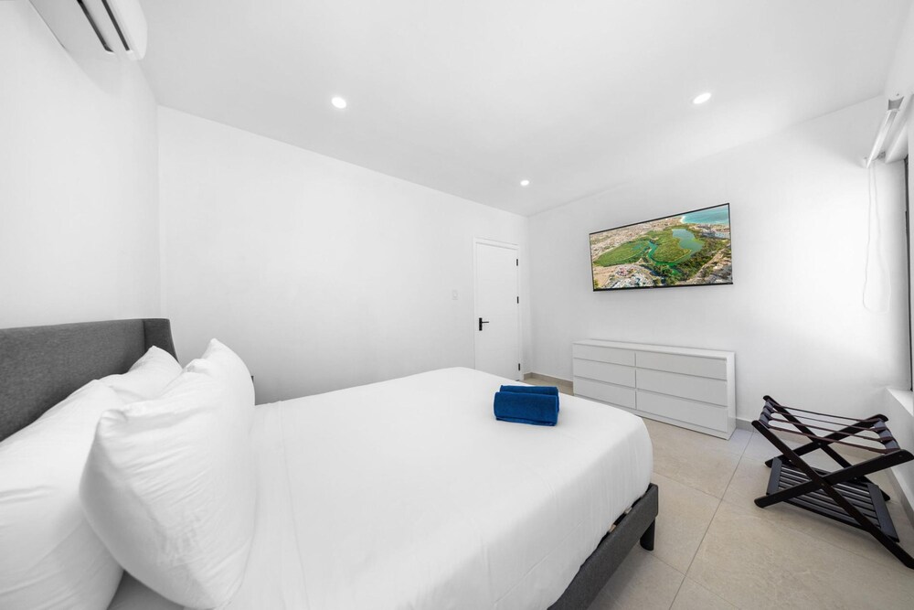 Brand NEW Villa Central Location Private Pool