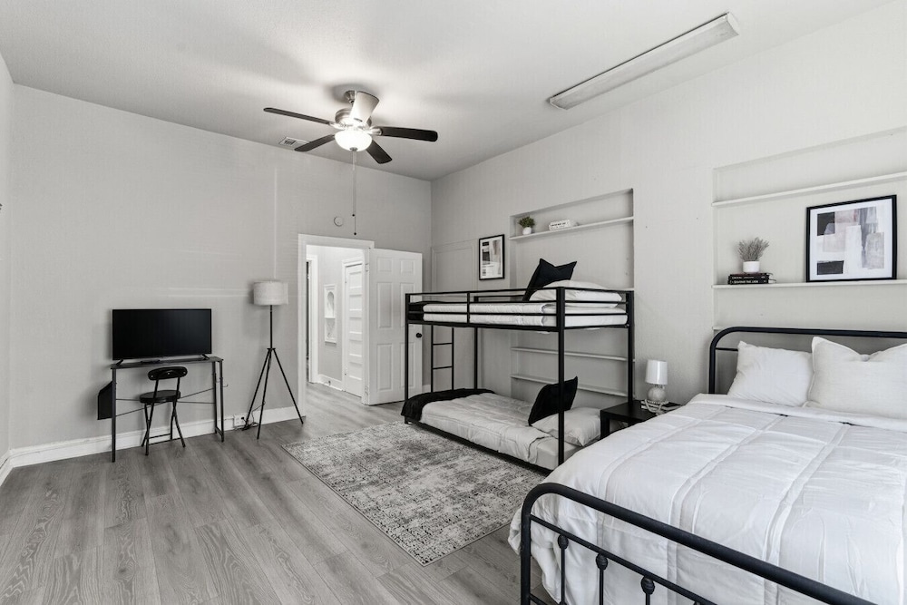 Bright 2BR Duplex Mins to Downtown San Antonio