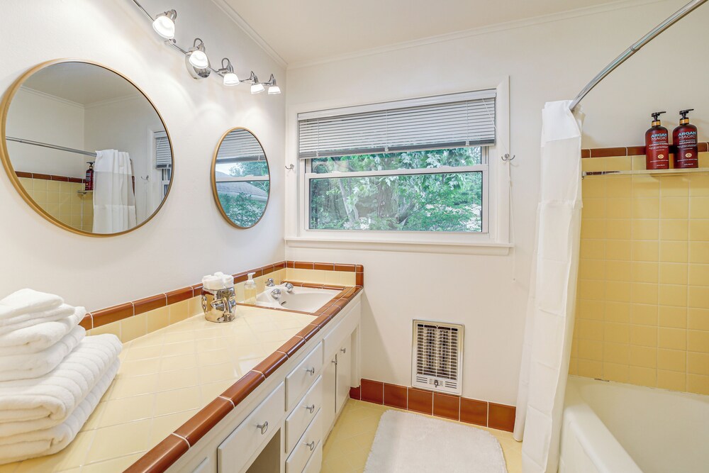 6 Mi to Dtwn: Waterfront Home in Tulsa!