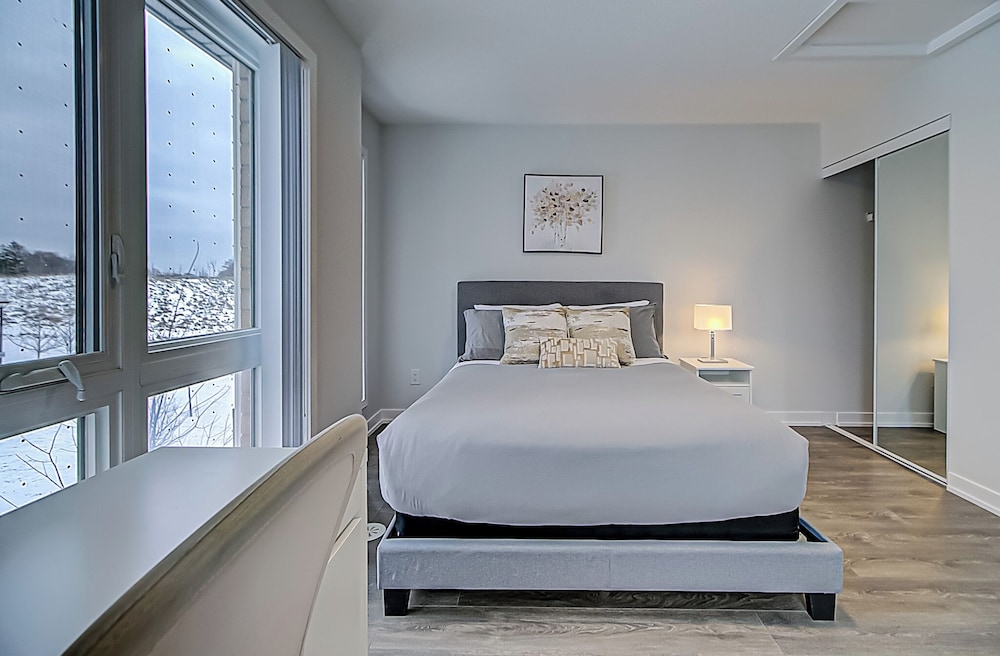 Modern 3BR Retreat Near Yorkdale Mall