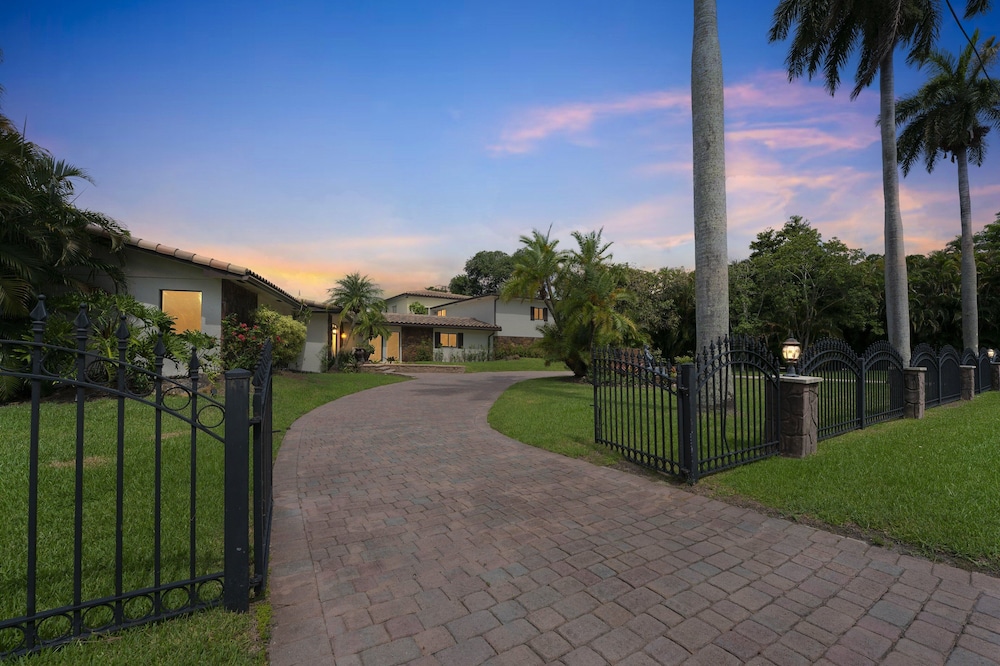 Villa Riverland With Heated Pool On The Water 5 Bedroom Villa