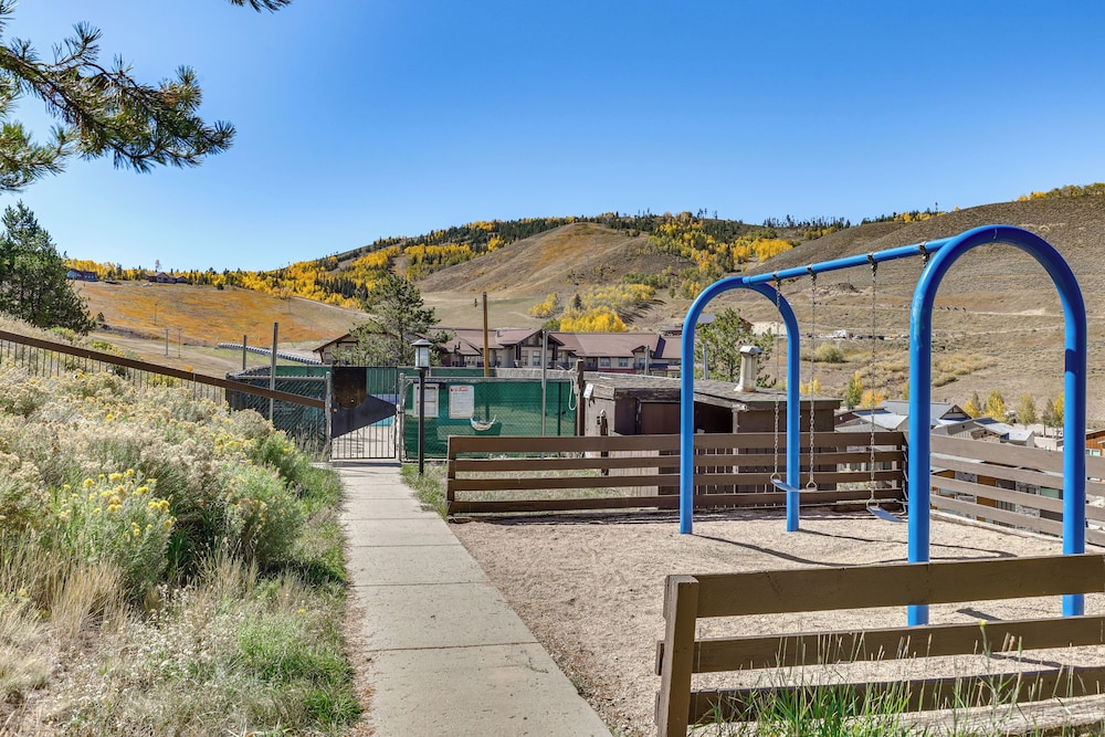 Walk to Ski Lift & Hiking: Granby Ranch Condo!