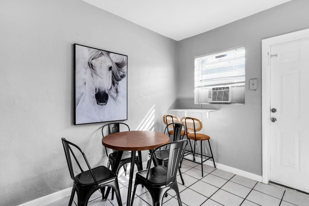 Cozy 1BR Retreat 6 Mins to Beach Free Parking