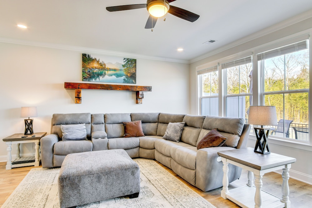 Lake Greenwood Getaway w/ Docks & Waterfront Views