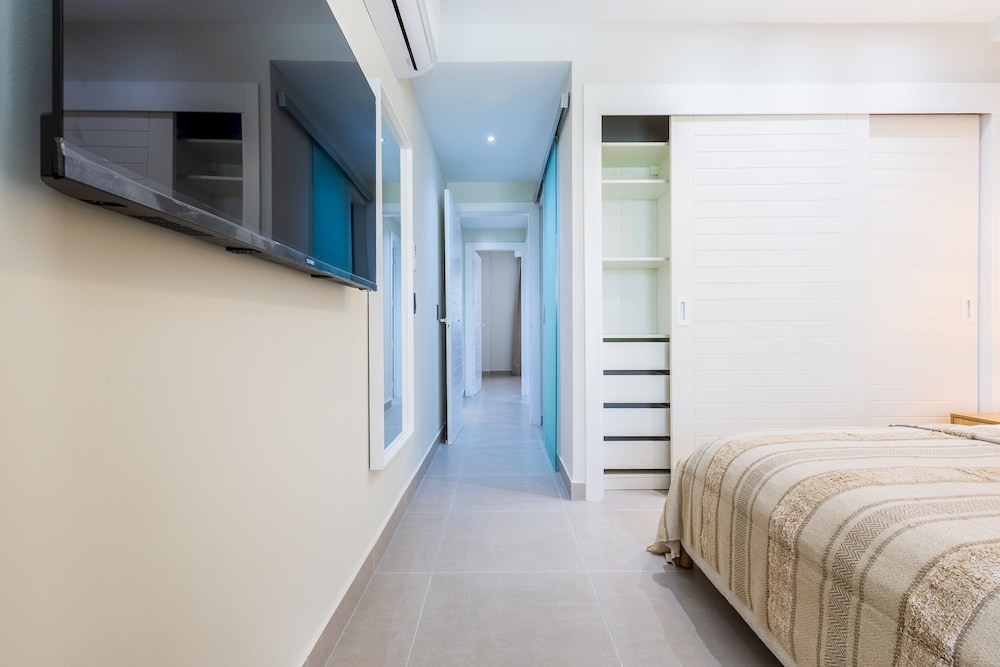 Chic 2BR Stay w Terrace Picuzzi 5 Min to Beach