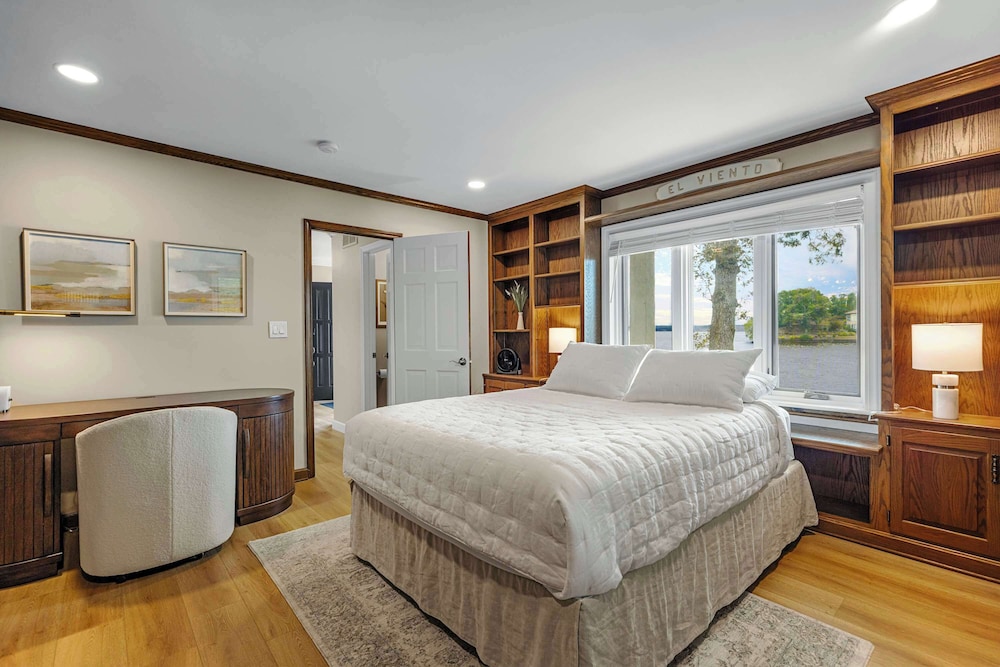 Panoramic Paradise - Lakefront Home for 15