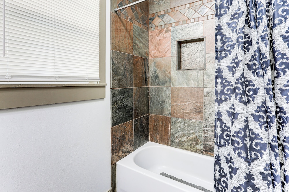 3 Mi to Spring River: Fully Furnished Outdoor Gem!