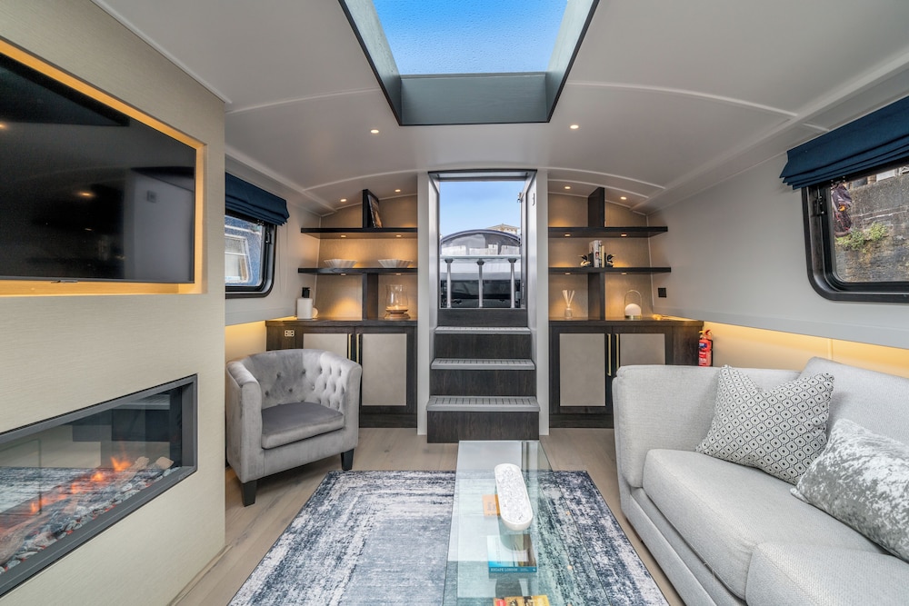 Elegant houseboat near Canary Wharf