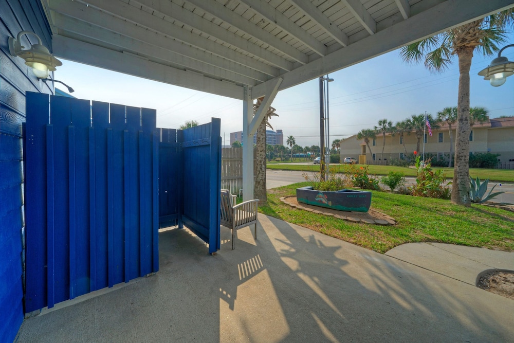 Leave of Absence Luxe Coastal Stay w Pool Outdoor Dining Minutes to Beach