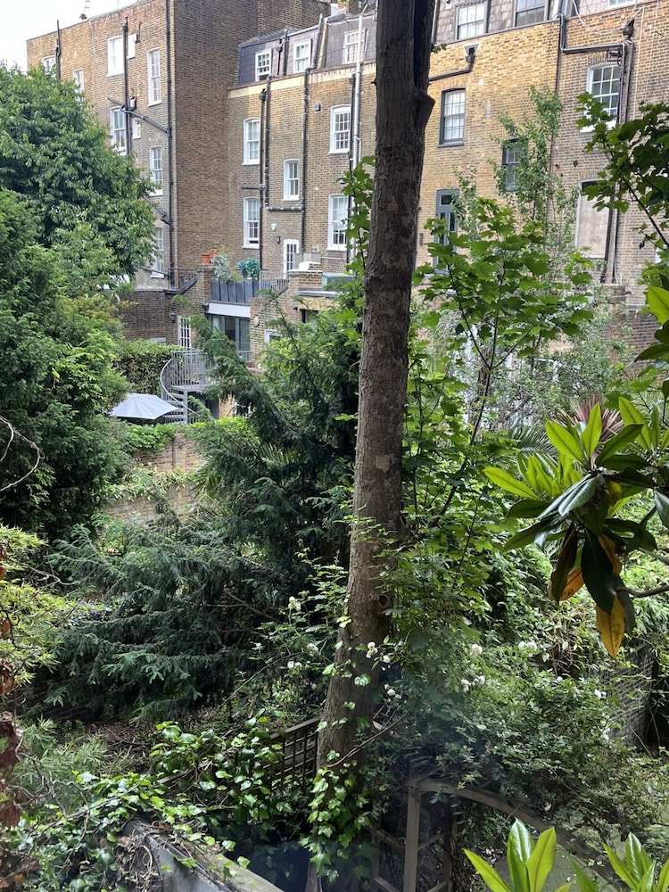 Newly Refurbished - Awesome 3 Bedroom Notting Hill Very Central With a Balcony