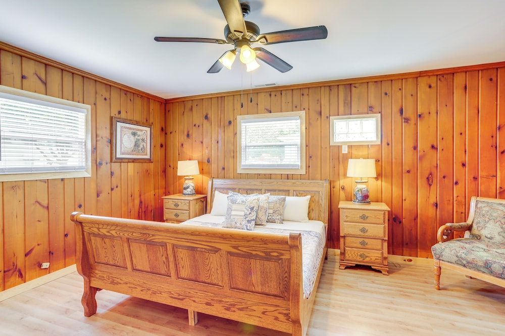 1 Mi to Water & Dtwn: Lake Erie Family Getaway