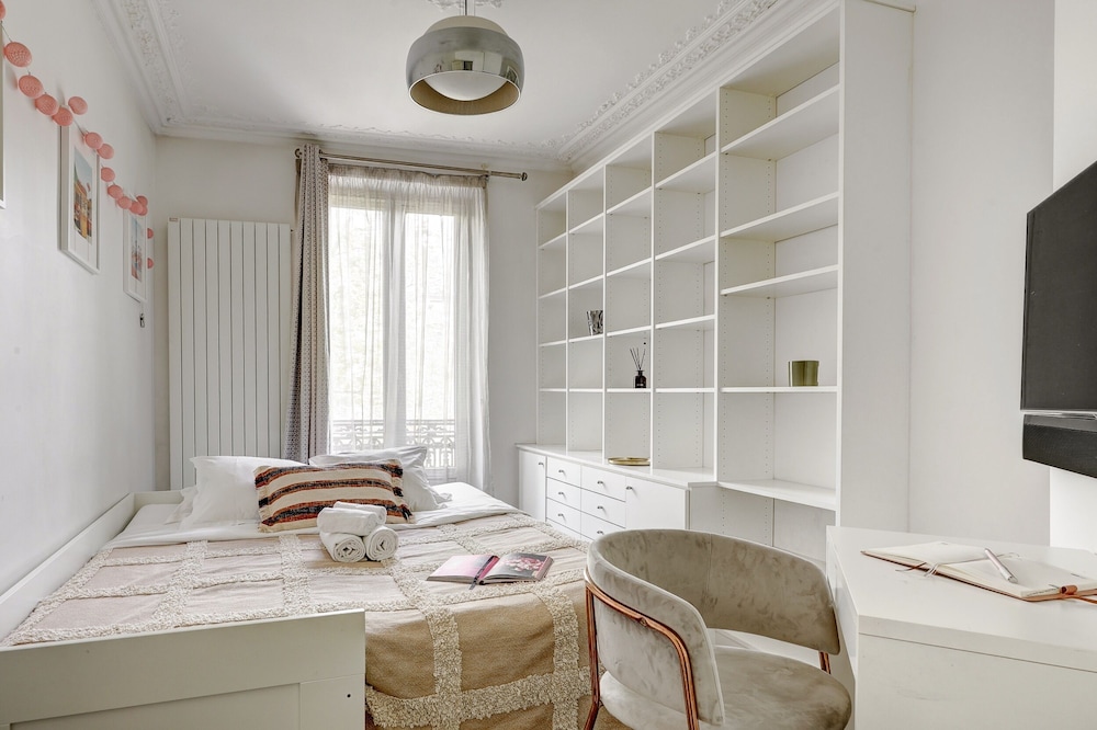 Elegant 3BR Arc de Triomphe