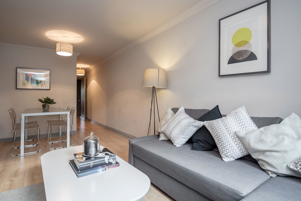 Hoxton 2 Bed Apartment by BaseToGo