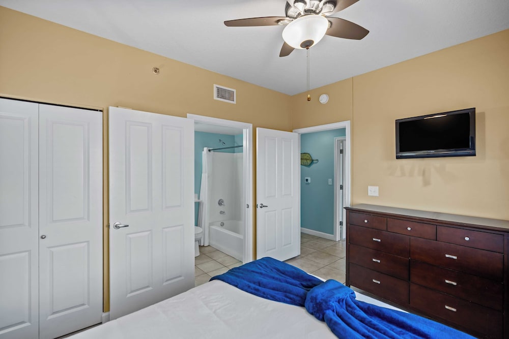 Relax at Panama City Beach Balcony, Parking, Walk to Dining