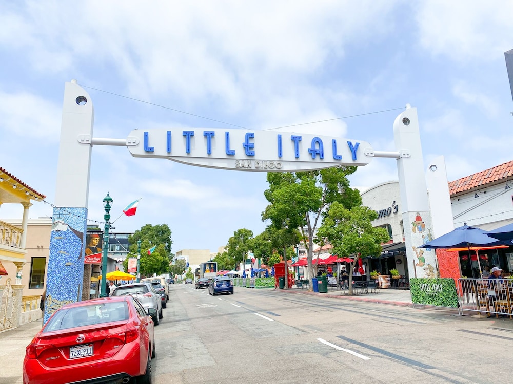 International Travelers House Hostel \- Downtown San Diego Little Italy.