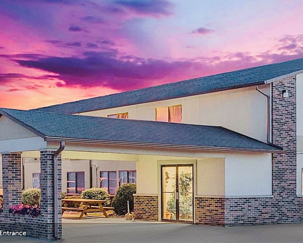 Lamoni Inn & Suites