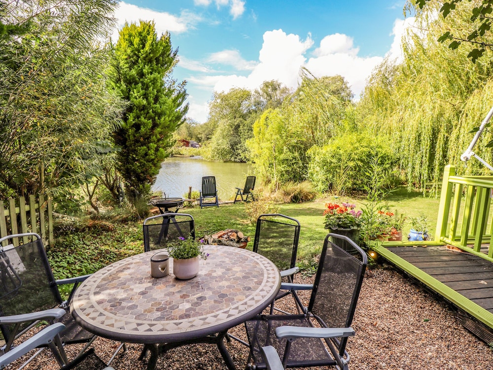 Lakeside Lodge Retreat