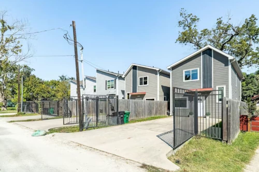 Stylish 3BR Townhome Near Downtown The Heights