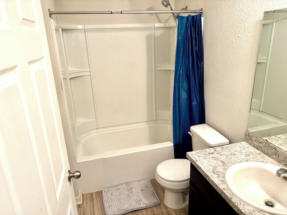 3 Bed Home 5 Mins to JAX Airport & Zoo