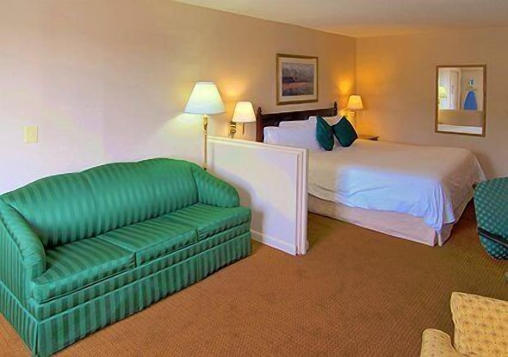Econo Lodge Inn & Suites Columbus near Fort Benning