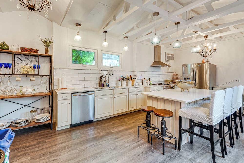Near Downtown Scranton: Getaway w/ Patio