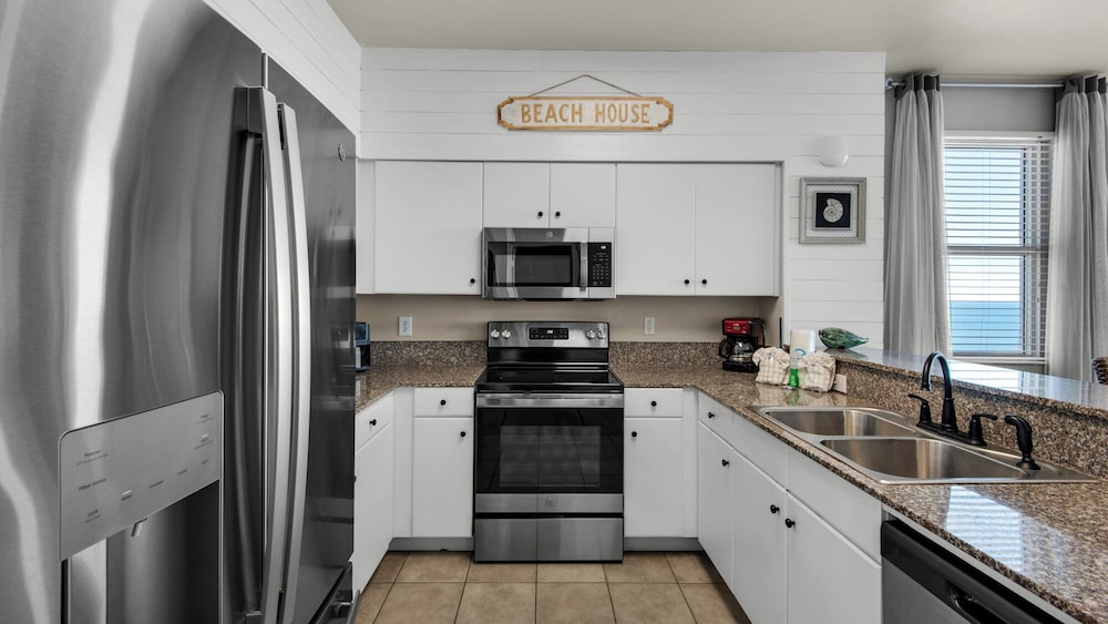 Beachfront Corner Unit w/ Wrap-around Balcony, Close to Attractions!