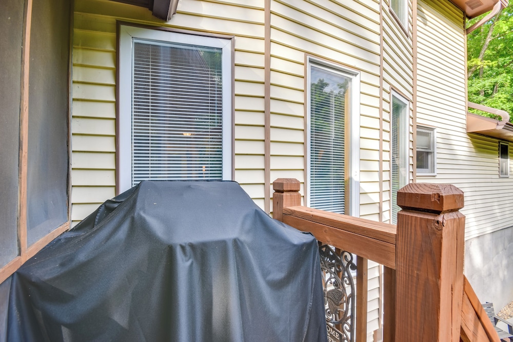 3 Mi to Dtwn Jefferson City: Family Home w/ Deck
